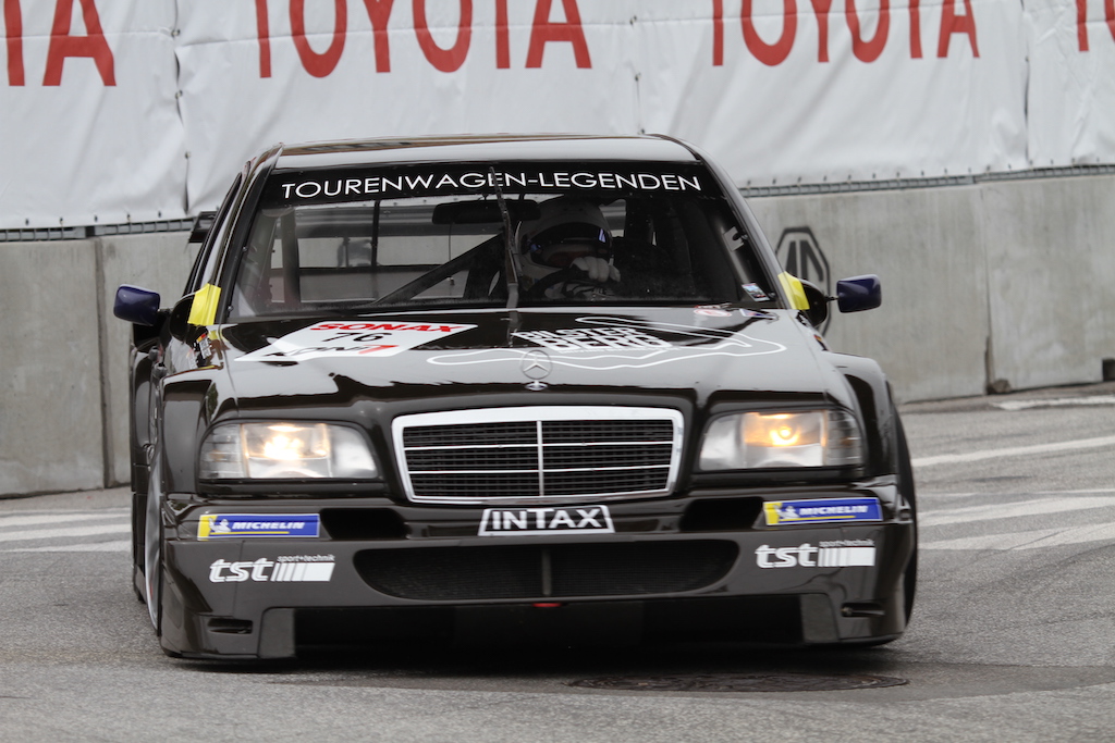 Det er den gamle F1 helt Christian Danner i en Mercedes fra Tourenwagen Legenden klassen. Han var klart bedste mand i den klasse og bilen var hamrende hurtig. Selve bilen er lige præcis den DTM bil som Kurt Thiim kørte i 1996 sæsonen. Ikke noget med ”ombygning” eller ”samlesæt”. Det er the real stuff, når det er bedst.
(Foto: Motorsporten.dk)